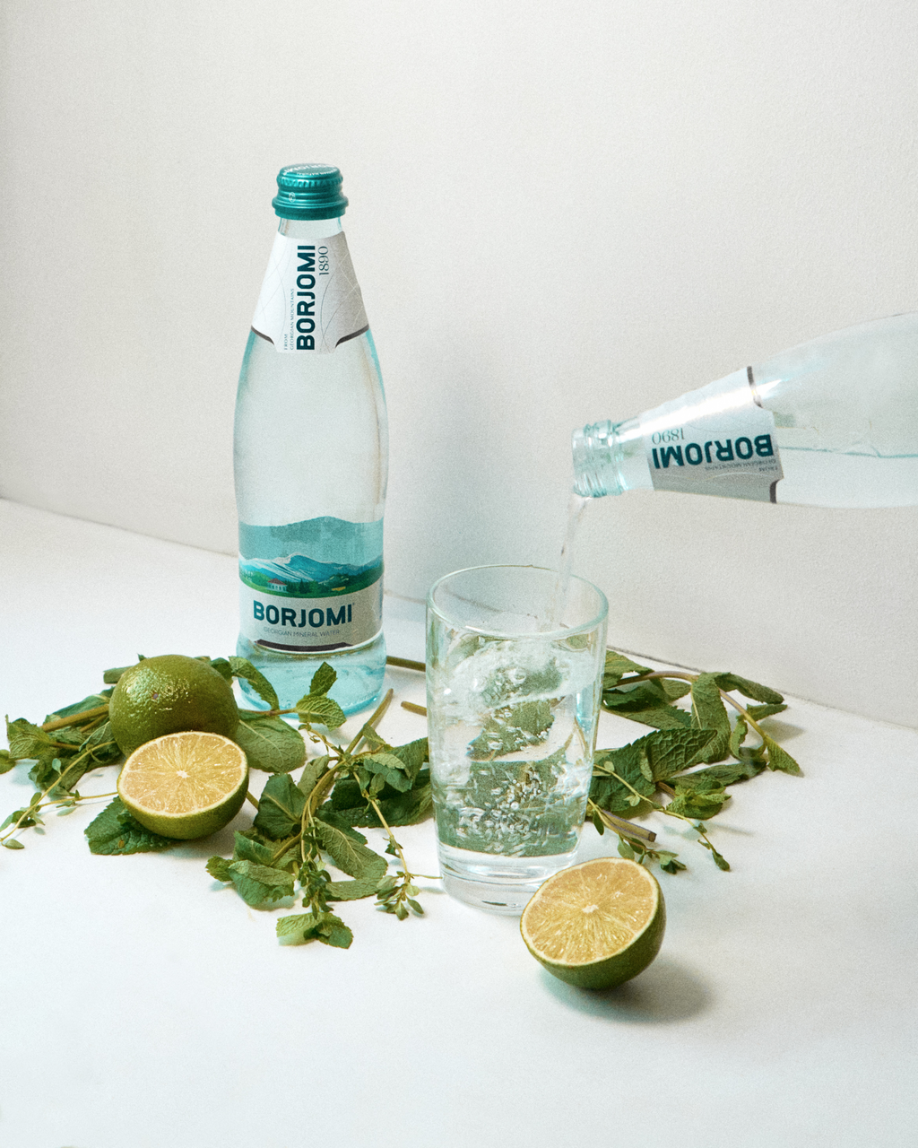 Вода Borjomi минеральная природная питьевая лечебно-столовая газированная 0,5л стекло