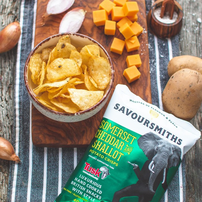 Чипсы Savoursmiths со вкусом сыра чеддер из Сомерсета и лука-шалота, 150г