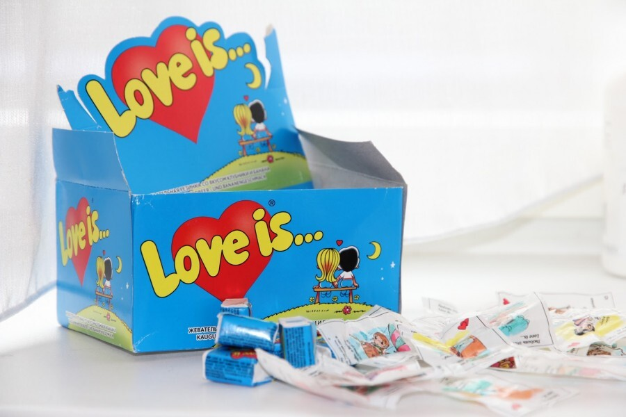Жевательная резинка Love is банан-клубника (4.2г x 100шт), 420г