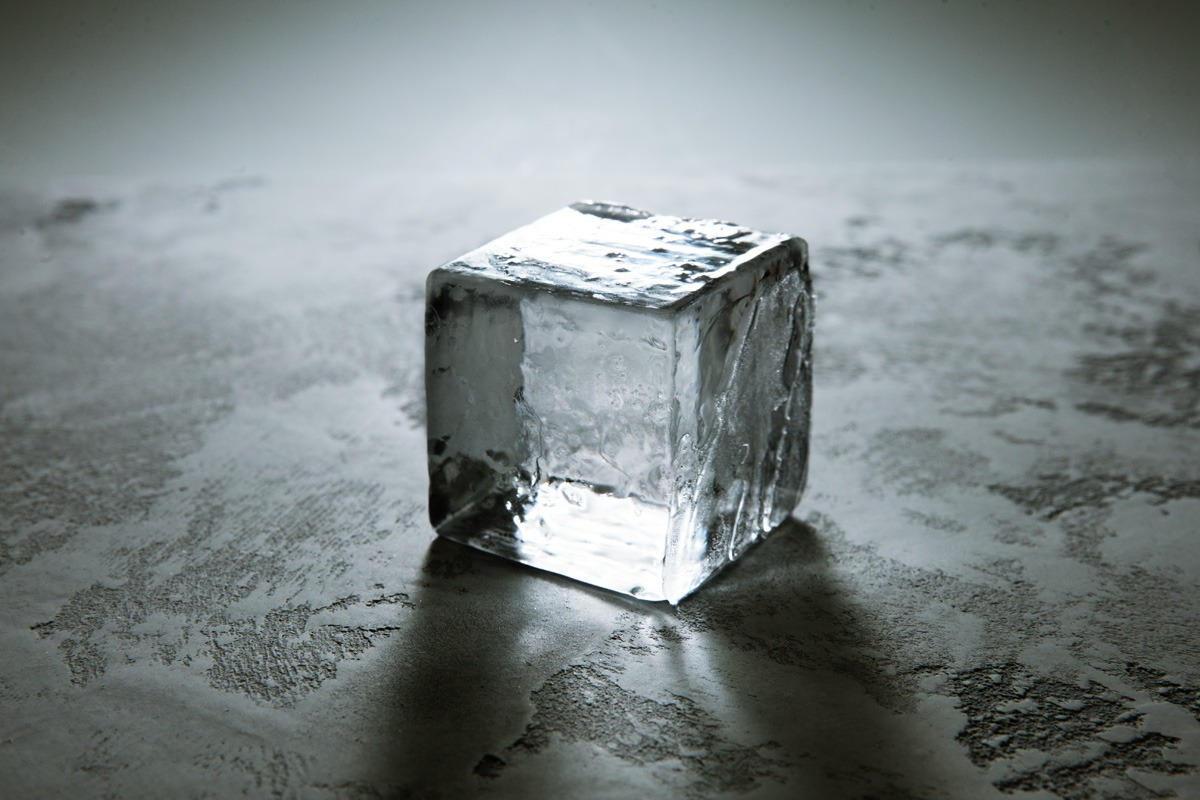 Почему лед тает в комнате. Тающий лед. Тает лед. Дикий лед. Таяние кубика льда.