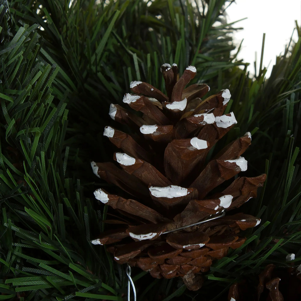 Гирлянда еловая B&H пушистые ветки с шишками, 270см